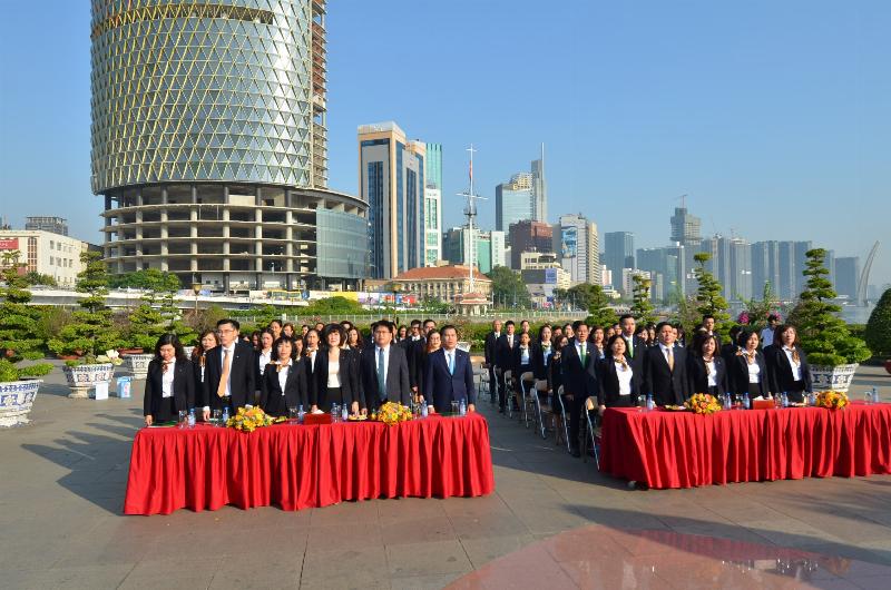 Hình ảnh minh họa đội ngũ chuyên gia tư vấn định cư tại VBC, thể hiện sự chuyên nghiệp và đáng tin cậy trong việc giúp đỡ khách hàng vượt qua thách thức của quá trình định cư châu âu, khác biệt với việc chỉ cần tìm việc làm gấp tại tphcm bao an ở.